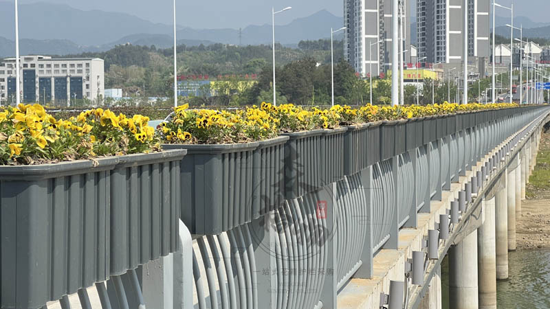 黃岡懸掛式鋁合金橋梁花箱案例